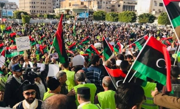 Libya'da binlerce kişi Hafter 'i protesto etti