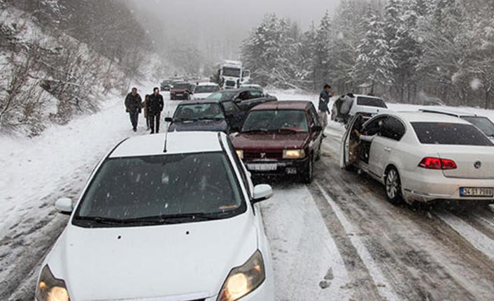 Nisan karı sürücülere zor anlar yaşattı!
