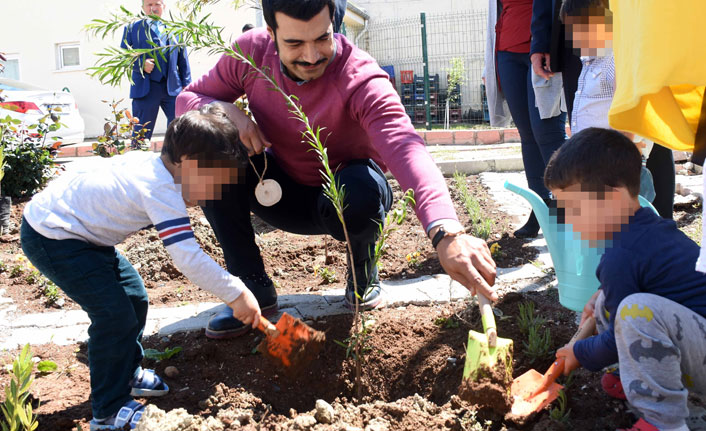 Ünlü oyuncu hükümlü çocuklarıyla fidan dikti