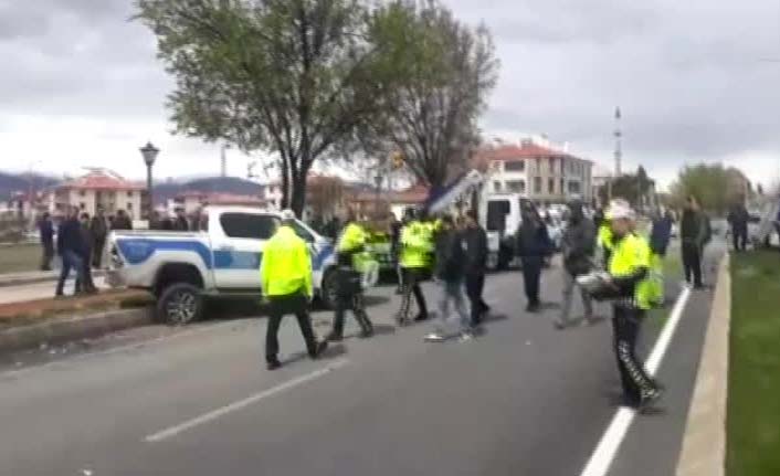 Polis aracı kaza yaptı!