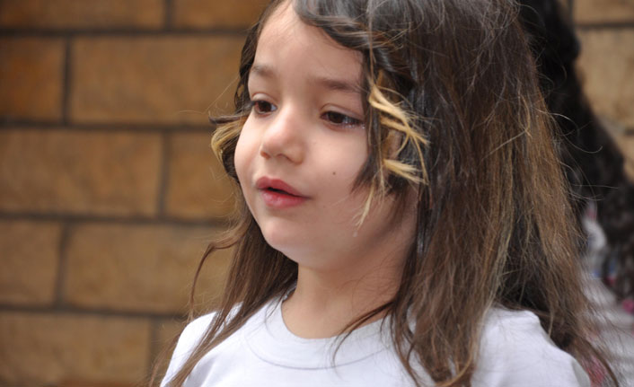 5 yaşındaki Cemrenur, İstiklal Marşı'nı okurken gözyaşlarına boğuldu