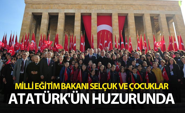 Milli Eğitim Bakanı Selçuk ve çocuklar Atatürk'ün huzurunda