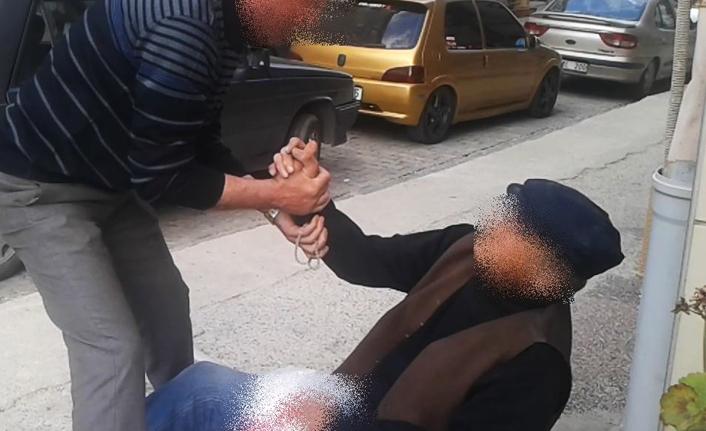 Defalarca yere yığıldı, yardıma gelene de tepki gösterdi