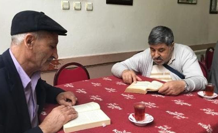 Bu kahvede kitap okuyana çay, kahve bedava!