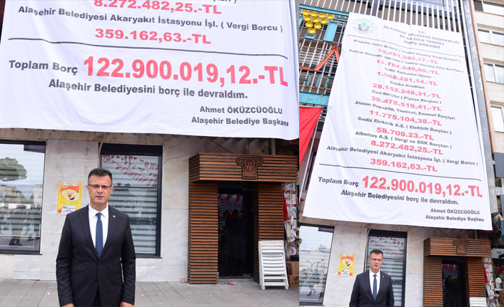 Devraldığı belediyenin borçlarını afişle açıkladı