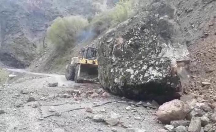 Dağdan düşen kaya parçası yolu ulaşıma kapadı!