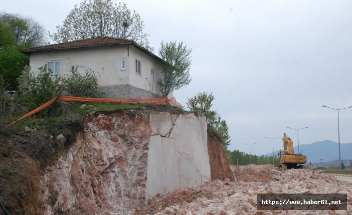 Kaya parçası üzerindeki ev görenler şaşırıyor 