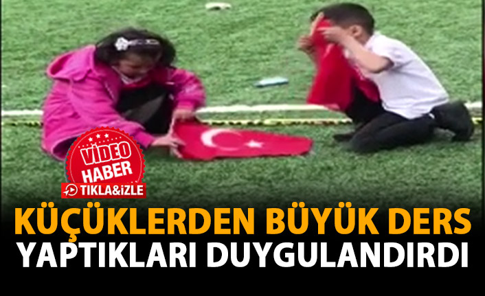 Çocuklar yerdeki Türk bayraklarını öperek topladı