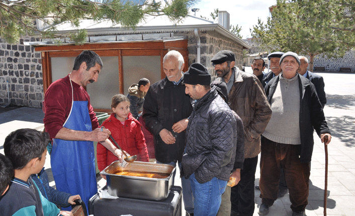 Kars Valiliğinden vatandaşlara çorba ikramı