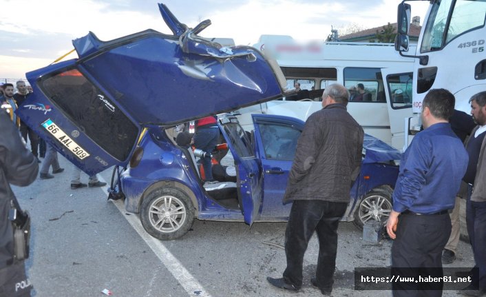 Sevisle otomobil çarpıştı ölü ve yaralılar var