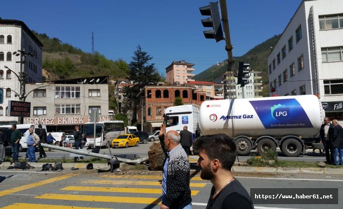 Trabzon’da kaza! Önce motosiklete sonra ışıklara