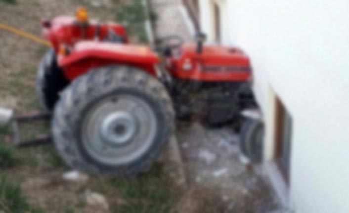 Traktör iş yerine daldı!
