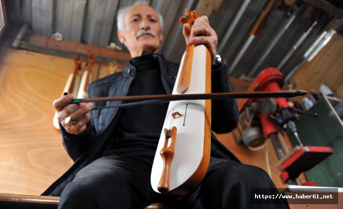 Hem kemençe yapıyor hem çalıyor