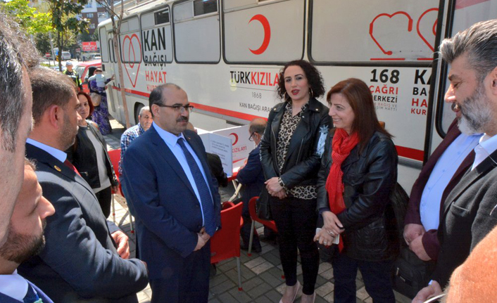 Vali Ustaoğlu kan bağışında bulundu