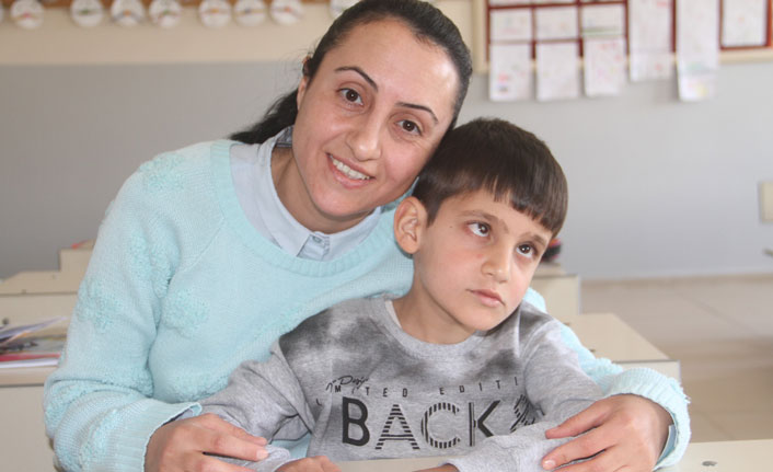 Eli öpülesi öğretmen, görme engelli öğrencisi için özel ders aldı