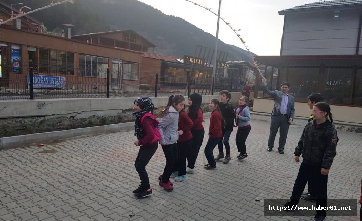 Kaymakam ip salladı, öğrenciler atladı