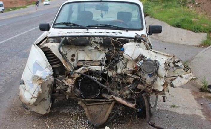 Hurdaya dönen otomobillerden yaralanmadan çıktılar