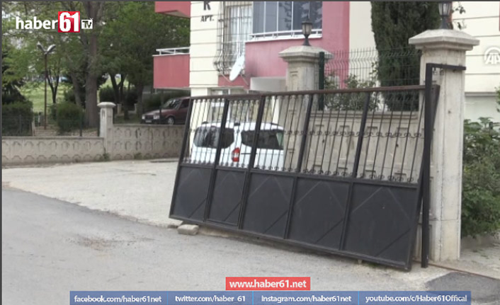 Çocuğun üzerine demir kapı devrildi