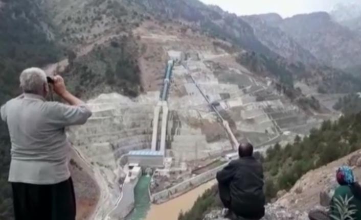 Baraj kapağı patladı! Sel sularına kapılanlar var