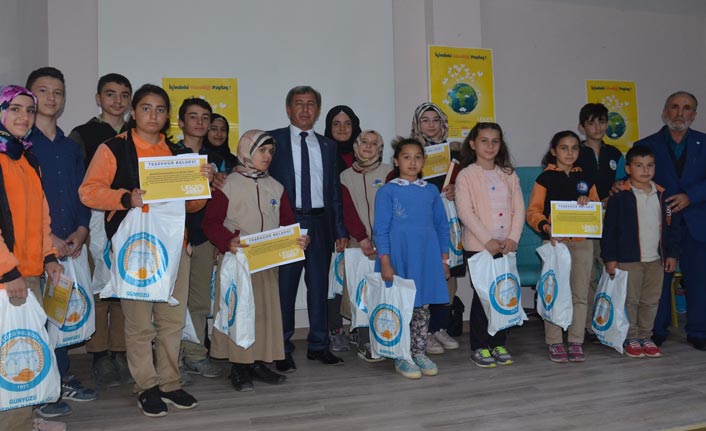 Kitap okuma yarışmasında derece alan öğrencilere hediye