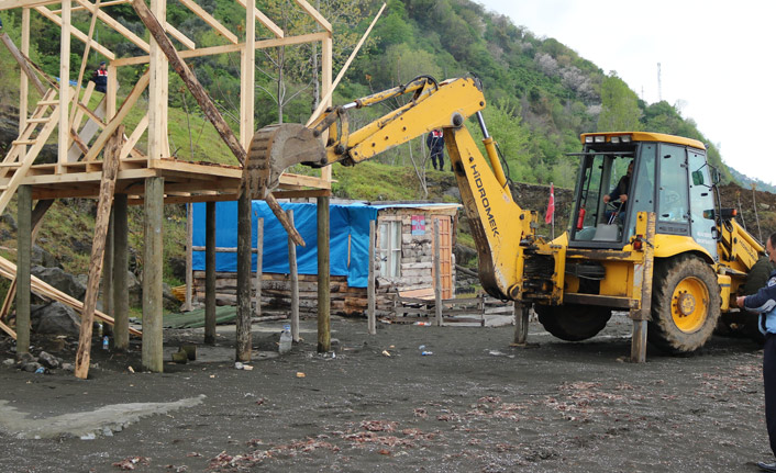 Akçaabat'ta kaçak yapı yıkıldı