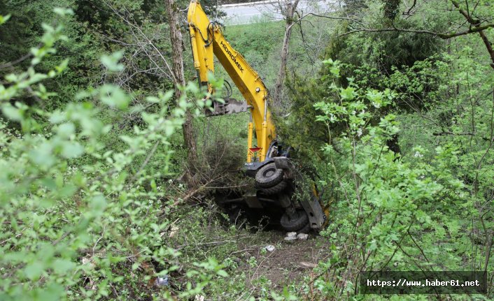 Maçka’da korkutan kaza! İş makinesi uçuruma yuvarlandı