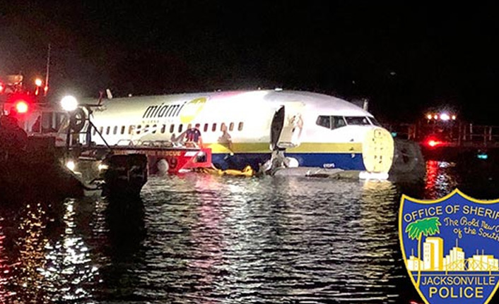 Uçak pistten çıkıp nehre indi