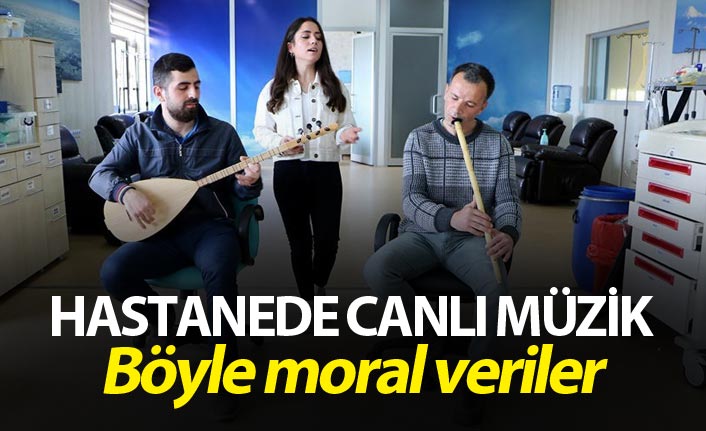 Kemoterapi ünitesinde hastalara canlı müzik keyfi