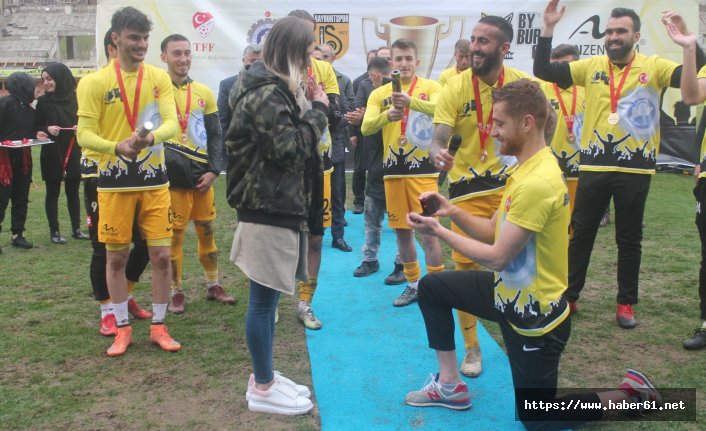 Kupayı kaldırdı, evlilik teklifi etti 