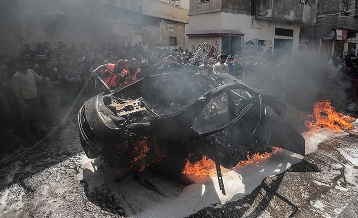 İsrail Gazze'de sivilleri taşıyan aracı hedef aldı