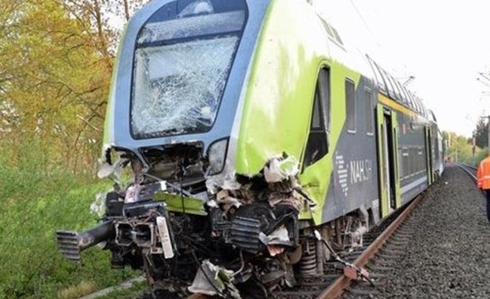 Yolcu treni, TIR'la çarpıştı: 20 yaralı