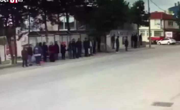 Kontrolden çıkan otomobil durağa daldı!