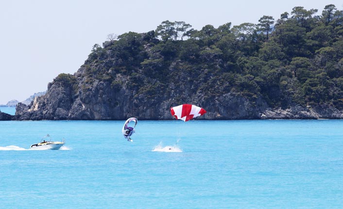 Paraşütçü denize düştü!