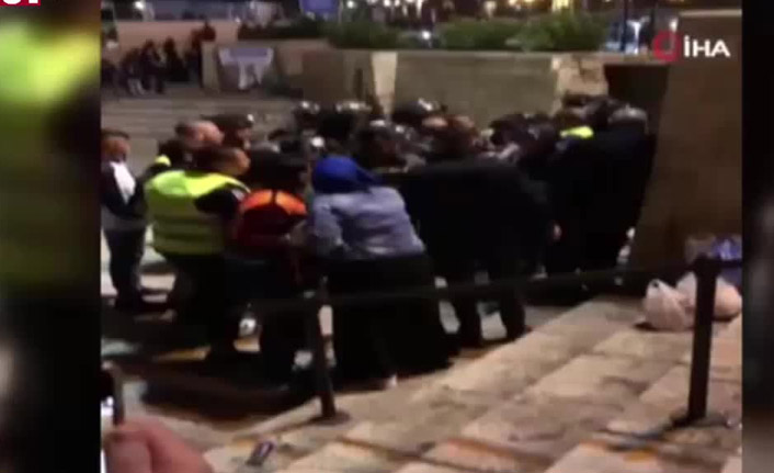 İsrail, teravih namazı kılanlara saldırdı!