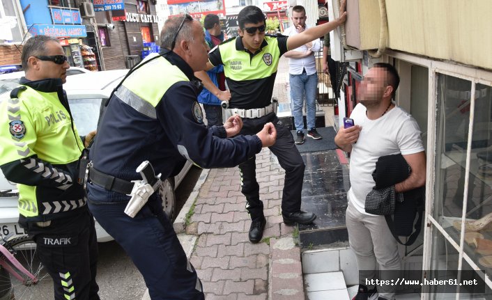Fena kızdırdılar : Kaçtane adam yiyen polis gördün!