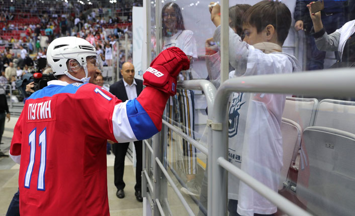 Putin buz hokeyinde 10 gol attı!