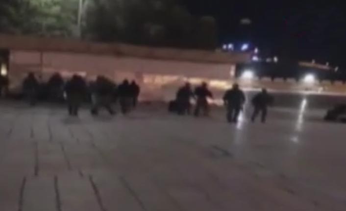 İsrail askerleri namaz kılanları zorla çıkarttı