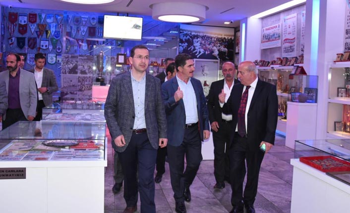 Ekrem Çelebi Trabzonspor anı defterini imzaladı