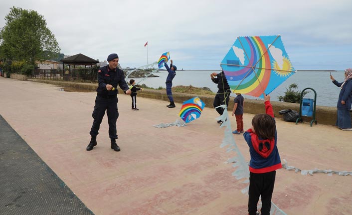 Gökyüzünü uçurtmalarla renklendirdiler