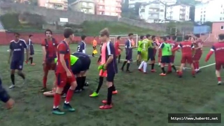 Kırmızı kartı gördü, rakibine uçan tekme attı