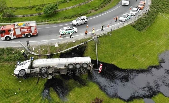 Zift yüklü tanker devrildi