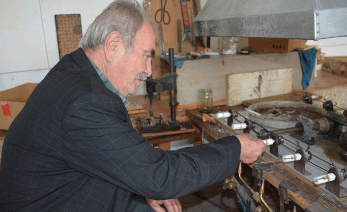 Yaptıkları makinelerle cam kaşık üretiyorlar!