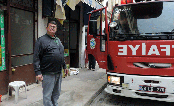 Başına düşen yavru güvercinin hayatını kurtardı