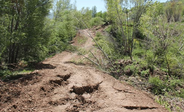 Heyelan yollarda yarıklar oluşturdu