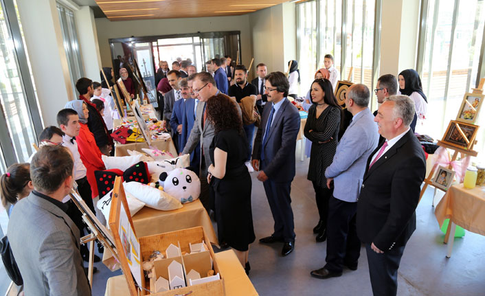 Özel eğitim okullarından el sanatları sergisi