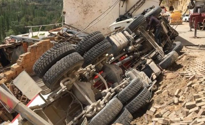 Yol çökünce beton mikser...