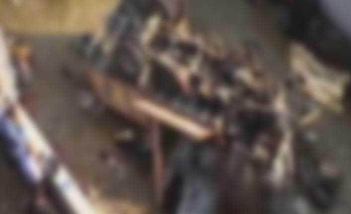 Mültecilerin bulunduğu kamyon devrildi