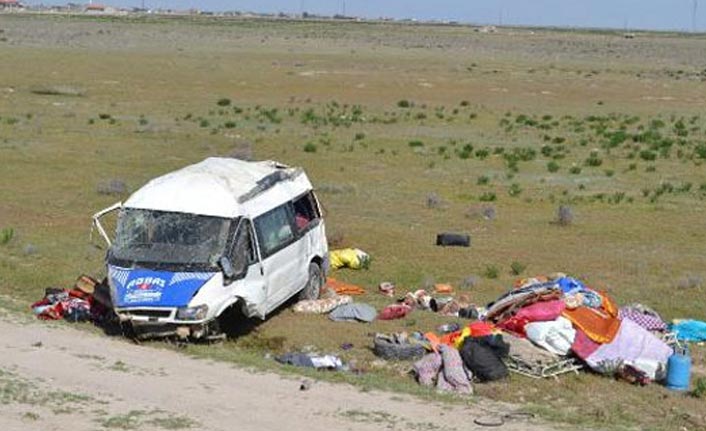 Minibüs kontrolden çıkınca...