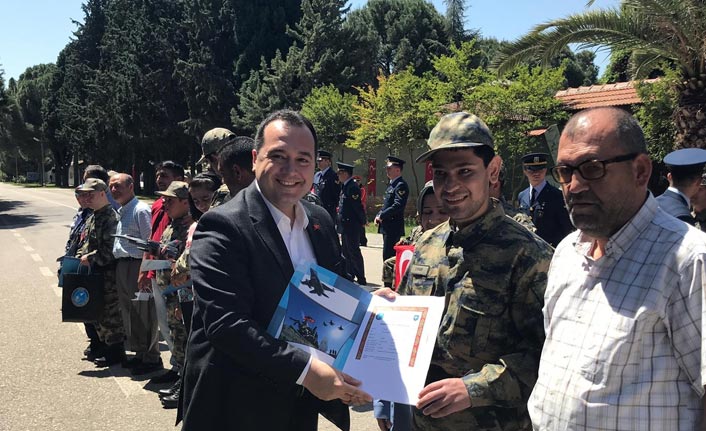 28 engelli bir günlük asker oldu