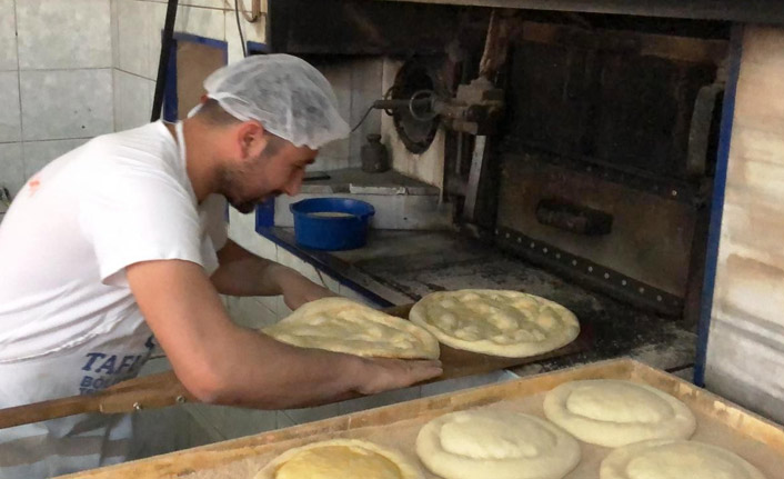 Fatsa’da fırın ustaları 200 derecede oruçla pide yetiştiriyor